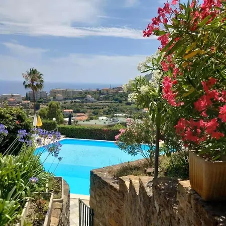 Bilocale Vista Mare Con Giardino Privato E Piscina Sanremo