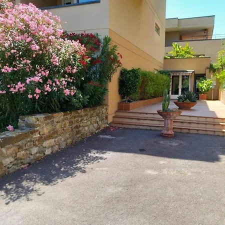 Bilocale Vista Mare Con Giardino Privato E Piscina Apartmán