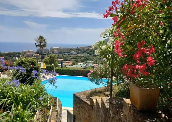Bilocale Vista Mare Con Giardino Privato E Piscina Sanremo
