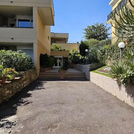 Bilocale Vista Mare Con Giardino Privato E Piscina